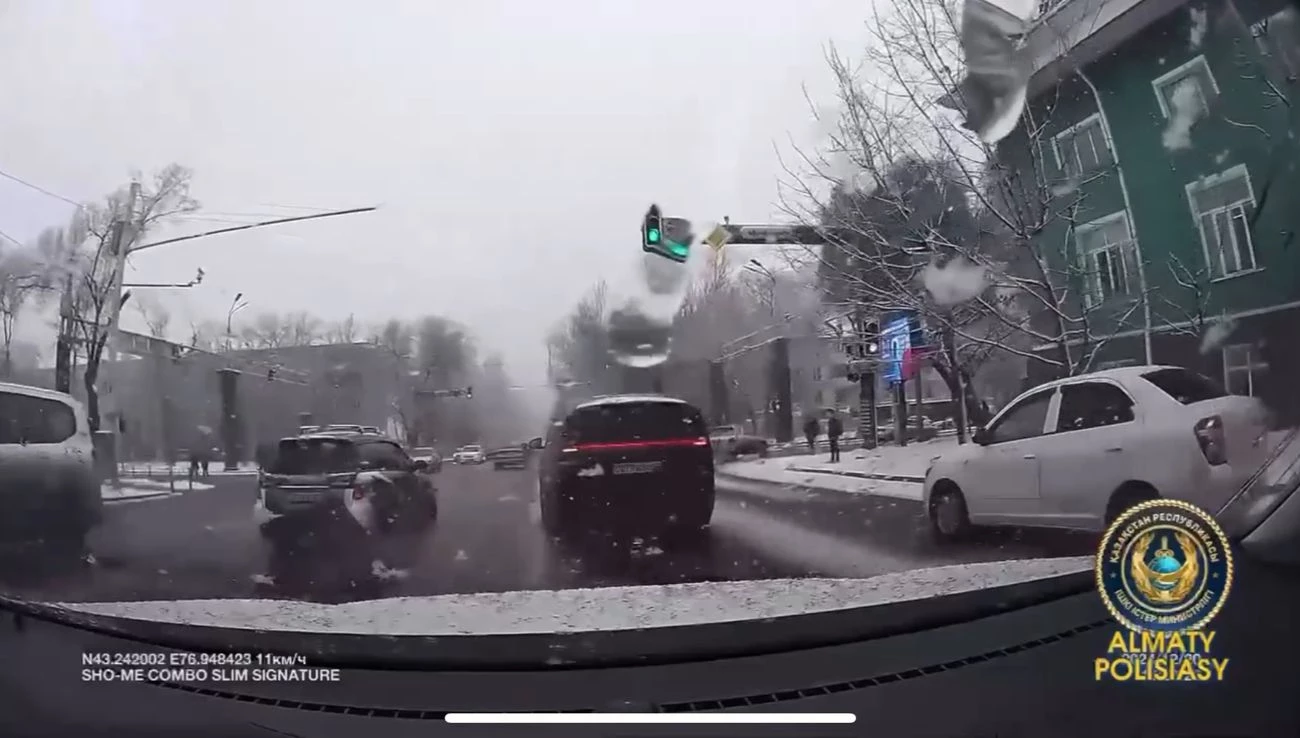 Полицейские прокомментировали штраф за «рахмет» аварийкой на дороге